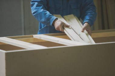 Genç bir erkek işçi işe bir fabrikada mobilya imalatı için