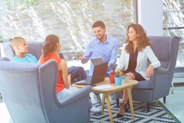 Girişimci iş adamları modern ofiste her gün çalışıyorlar.