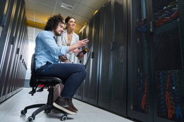 sunucu bakım bir veri merkezinde çalışan iki genç teknisyen