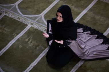 Camide Namaz kılan Genç Müslüman Kadın