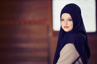 Camide Namaz kılan Genç Müslüman Kadın