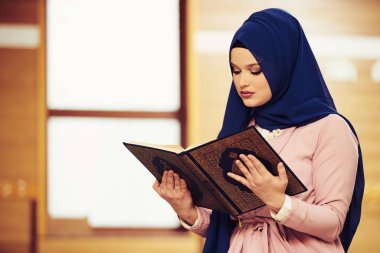 Camide Namaz kılan Genç Müslüman Kadın