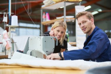 Terzi bir tekstil fabrikasında bir makineye atanan yeni, ustabaşı bir şey açıklar