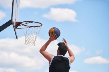 basketbolcu yüksekten uçuyor ve puanlama eylem
