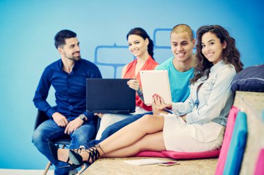 Başlangıç iş adamları grup çalışma günlük iş modern adlı ofis coworking