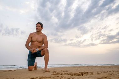 Kumsaldaki genç adam.