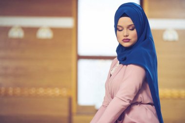 Camide Namaz kılan Genç Müslüman Kadın