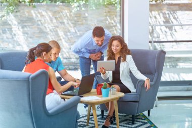 Girişimci iş adamları modern ofiste her gün çalışıyorlar.