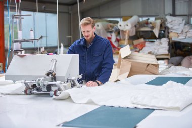 Koruyucu giyim makine kullanarak fabrika işçisi