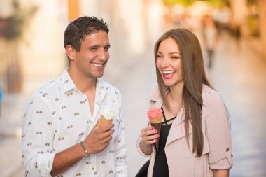 Dondurma koniler yeme Çift