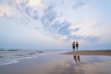 Hamile çift Sahilde yürüyüş