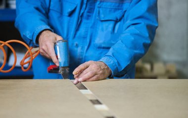 Genç bir erkek işçi işe bir fabrikada mobilya imalatı için