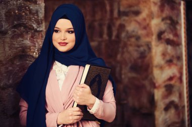 Camide Namaz kılan Genç Müslüman Kadın