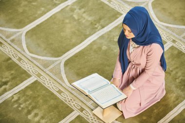 Camide Namaz kılan Genç Müslüman Kadın