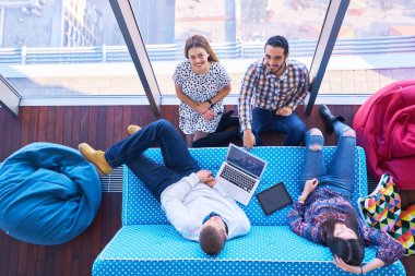 Girişimci iş adamları modern ofiste her gün çalışıyorlar.