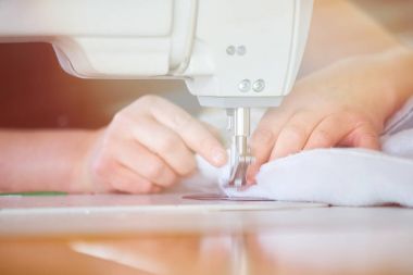 Terzi veya fabrika dikiş bir sanayi dikiş makinesi ile işçi, çok doğru olduğunu