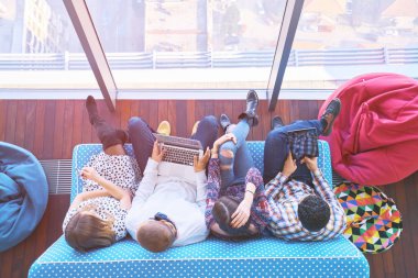 Girişimci iş adamları modern ofiste her gün çalışıyorlar.