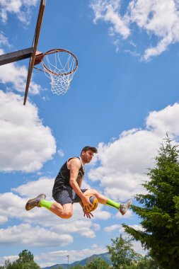 basketbolcu yüksekten uçuyor ve puanlama eylem