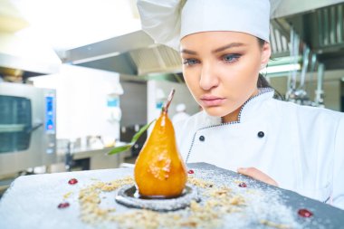 Beyaz tahta pişirme kek. Şef tarafından hazırlanan kek tatlım. Lokanta mutfağı tatlı tatlı.