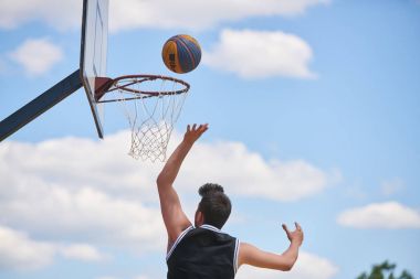 basketbolcu yüksekten uçuyor ve puanlama eylem