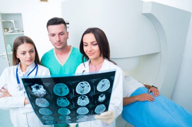 Kendine güvenen hoş doktor MRI tarama sonuçlar ile çalışma
