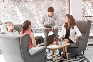 Girişimci iş adamları modern ofiste her gün çalışıyorlar.