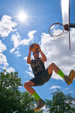 basketbolcu yüksekten uçuyor ve puanlama eylem