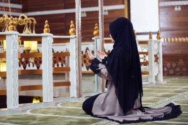 Camide Namaz kılan Genç Müslüman Kadın