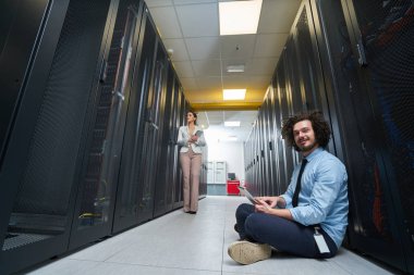 Genç teknisyen sunucularda çalışma