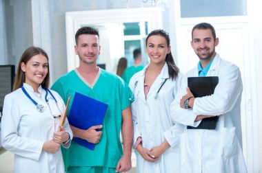 Klinik, Meslek, kişi, sağlık ve tıp kavramı - mutlu grup doktor veya hastane koridor az doktorlar