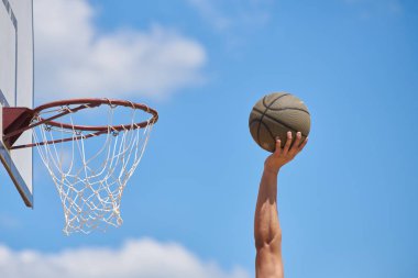 basketbolcu yüksekten uçuyor ve puanlama eylem