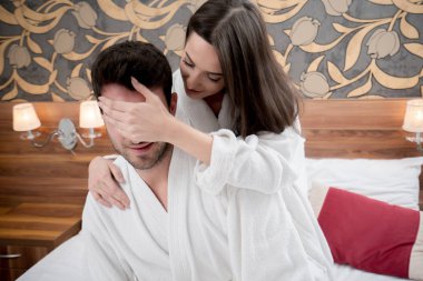 concept d'hôtel, voyages, relations et le bonheur - heureux couple au lit