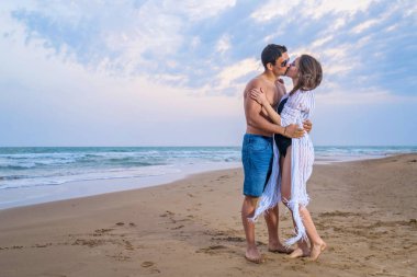 Hamile çift Sahilde yürüyüş