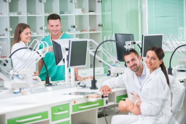 Takma diş, ağız hijyeni. Takma diş, takma diş, bir çalışma ve diş araçları içeren bir tablo üzerinde çalışırken protez eller.