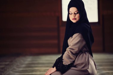 Camide Namaz kılan Genç Müslüman Kadın