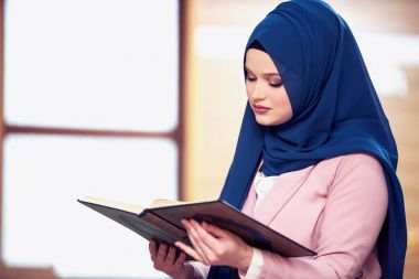 Camide Namaz kılan Genç Müslüman Kadın