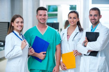 Klinik, Meslek, kişi, sağlık ve tıp kavramı - mutlu grup doktor veya hastane koridor az doktorlar