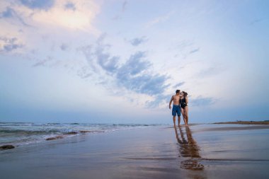 Hamile çift Sahilde yürüyüş