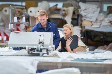 Terzi bir tekstil fabrikasında bir makineye atanan yeni, ustabaşı bir şey açıklar