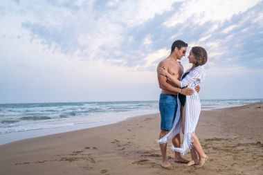 Hamile çift Sahilde yürüyüş