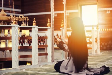 Camide Namaz kılan Genç Müslüman Kadın