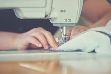 Terzi veya fabrika dikiş bir sanayi dikiş makinesi ile işçi, çok doğru olduğunu