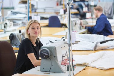 Terzi bir tekstil fabrikasında bir makineye atanan yeni, ustabaşı bir şey açıklar