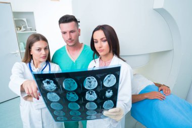 Kendine güvenen hoş doktor MRI tarama sonuçlar ile çalışma