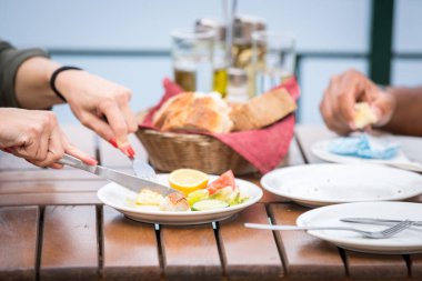İyi genç İspanyol iki öğle yemeği yemeyi ve okyanus zevk romantik bir tarih sırasında kumsalda görüntülemek