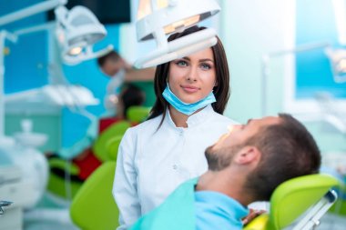 Diş hekimi diş hekimi dişlerde bir hastanın incelenmesi.