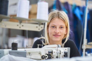Terzi veya fabrika dikiş ile bir sanayi dikiş makinesi işçisi
