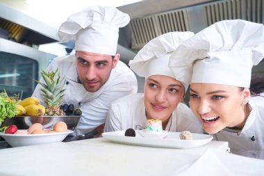 Şef lokanta mutfağında yemek hazırlıyor.