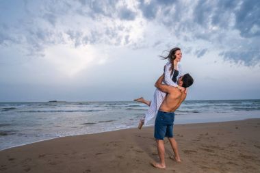 Hamile çift Sahilde yürüyüş