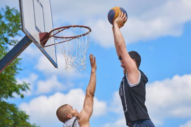 basketbolcu yüksekten uçuyor ve puanlama eylem